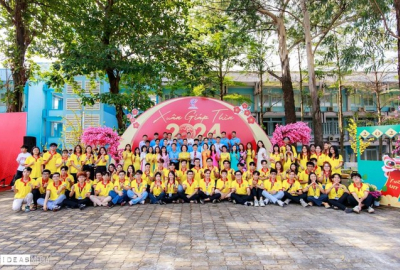 Mừng Xuân Giáp Thìn 2024, hiệu trưởng xuống bếp đúc bánh xèo, tiếp đãi sinh viên